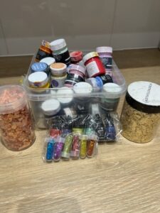 Resin pigments and glitters