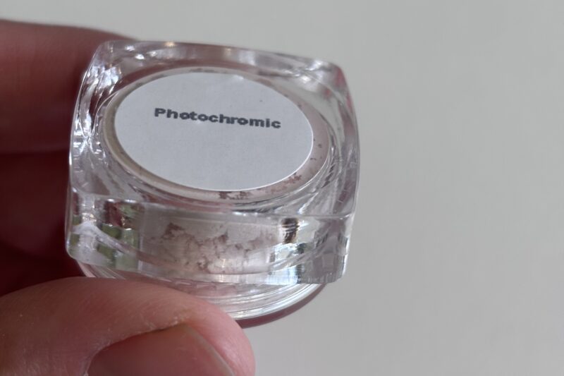 What is photochromic powder for resin?